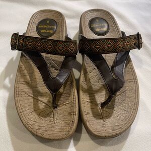 Skechers Tone Ups platform thong san-dals. Buckle. Size 8 Embroidered straps.